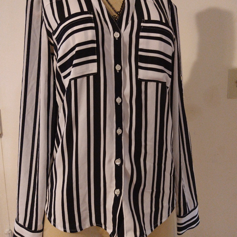 Express. blouse long leave black and white.